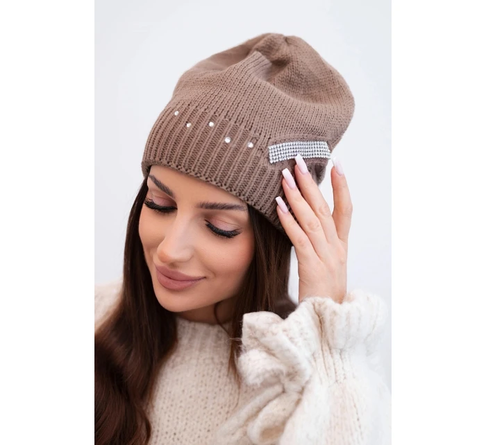 Dámská zimní vlněná čepice s ozdobným páskem z kubických zirkonů K402 mocca