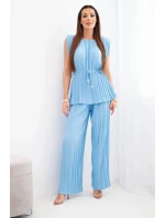 Dámský viskózový plisovaný komplet se zavazovací halenkou a širokými kalhotami modrý