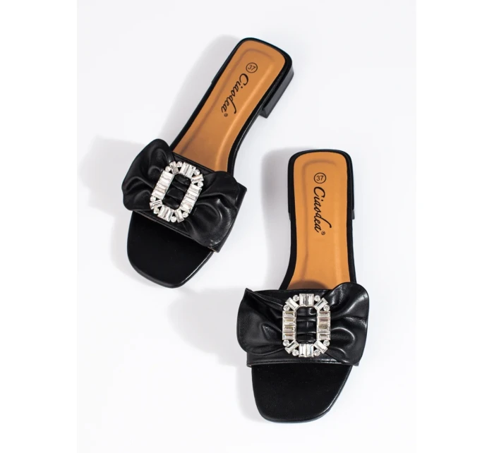 Pěkné černé dámské nazouváky bez podpatku Pěkné černé dámské nazouváky bez podpatku