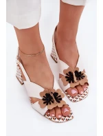 Kožené dámské sandály na podpatku s květinami model 21702877 bílé - Laura Messi Kožené dámské sandály na podpatku s květinami model 21702877 bílé - Laura Messi