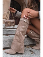 Dámské kozačky na podpatku s vyhrnutou holení Evyra – béžové, eko semiš Dámské kozačky na podpatku s vyhrnutou holení Evyra – béžové, eko semiš