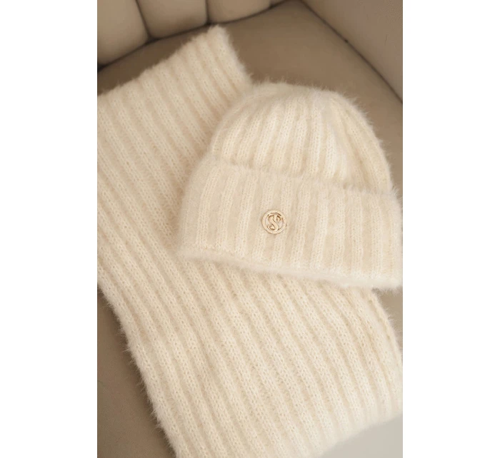 Dámský komplet čepice a z měkké příze ecru model 21800779 - K-Fashion Dámský komplet čepice a z měkké příze ecru model 21800779 - K-Fashion