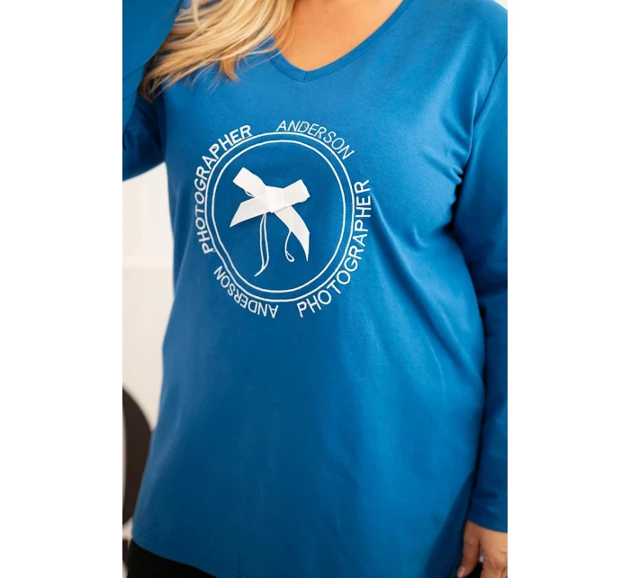 Dámská blůza s delším zadním dílem a potiskem model 21397675 - K-Fashion Dámská blůza s delším zadním dílem a potiskem model 21397675 - K-Fashion