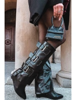 Dámské kozačky na platformě s lemem a přezkami Černé model 21747887 - Boto Dámské kozačky na platformě s lemem a přezkami Černé model 21747887 - Boto