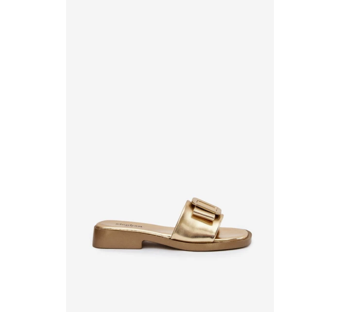 Dámské nazouváky na ploché podrážce s zlatým přezkou model 21900550 - Boto