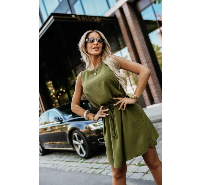 model 21335538 VICTORIA Trapézové šaty bez rukávů se zavazováním v pase khaki barva - numoco model 21335538 VICTORIA Trapézové šaty bez rukávů se zavazováním v pase khaki barva - numoco