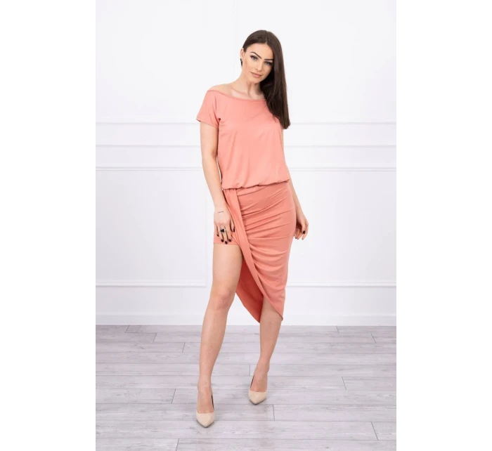 Meruňkové asymetrické šaty