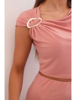 Dámský komplet s blůzkou ozdobenou sponou a přiléhavou sukní tmavě růžový