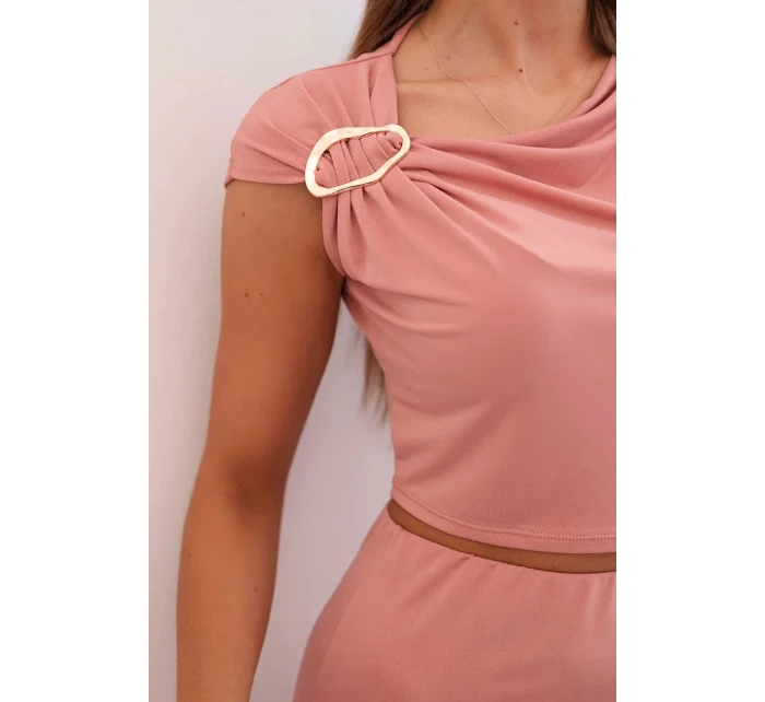 Dámský komplet s blůzkou ozdobenou sponou a přiléhavou sukní tmavě růžový