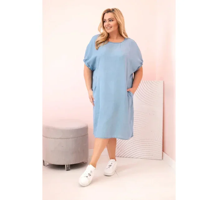 Dámské šaty Plus Size z model 21145762 s řasením a kapsami světle džínové - K-Fashion