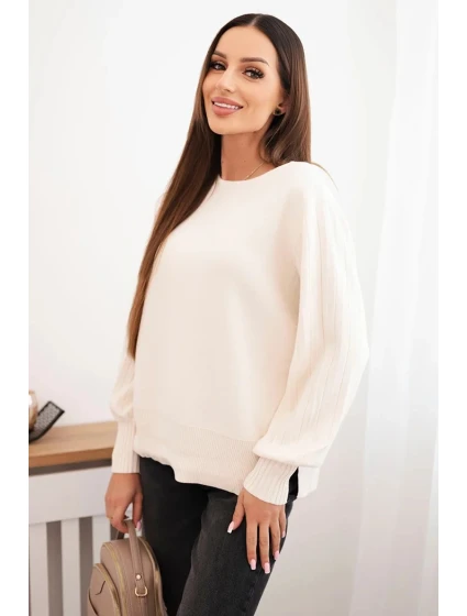 Dámský viskózový svetr s dlouhým rukávem a rozparkem po model 21410308 béžový - K-Fashion Dámský viskózový svetr s dlouhým rukávem a rozparkem po model 21410308 béžový - K-Fashion