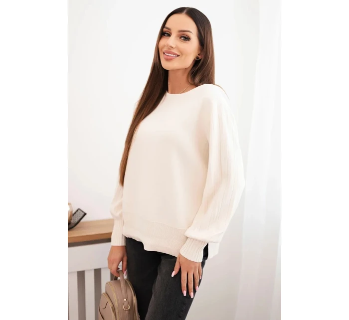 Dámský viskózový svetr s dlouhým rukávem a rozparkem po model 21410308 béžový - K-Fashion Dámský viskózový svetr s dlouhým rukávem a rozparkem po model 21410308 béžový - K-Fashion