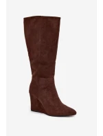 Zateplené dámské kozačky na klínu čokoládové model 21705078 - Boto Zateplené dámské kozačky na klínu čokoládové model 21705078 - Boto