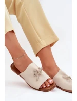 Dámské pantofle na nízkém podpatku s ozdobným vázáním – béžové Norela Dámské pantofle na nízkém podpatku s ozdobným vázáním – béžové Norela