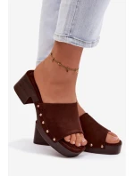 Dámské pantofle na platformě se zlatými sponami čokoládové model 21951376 - Boto Dámské pantofle na platformě se zlatými sponami čokoládové model 21951376 - Boto