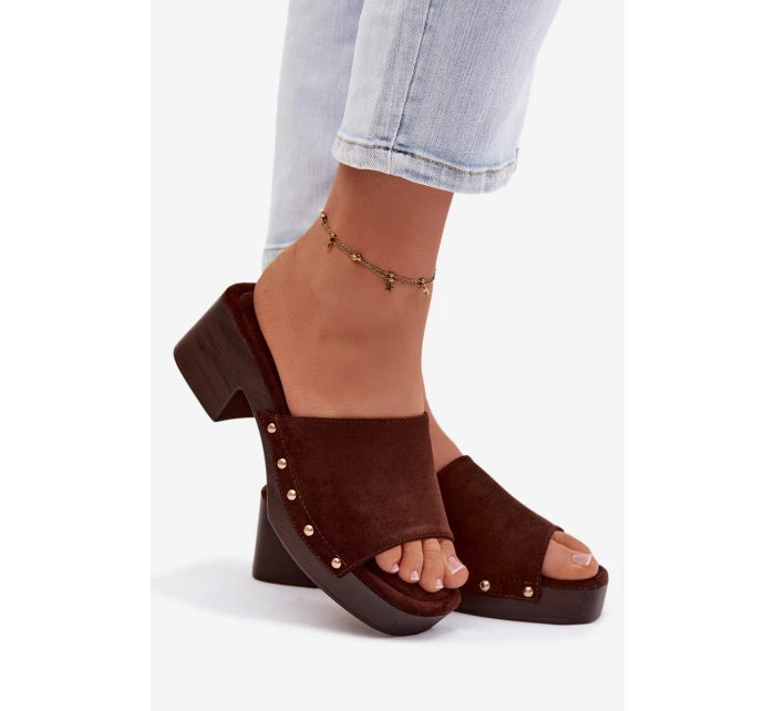 Dámské pantofle na platformě se zlatými sponami čokoládové model 21951376 - Boto Dámské pantofle na platformě se zlatými sponami čokoládové model 21951376 - Boto