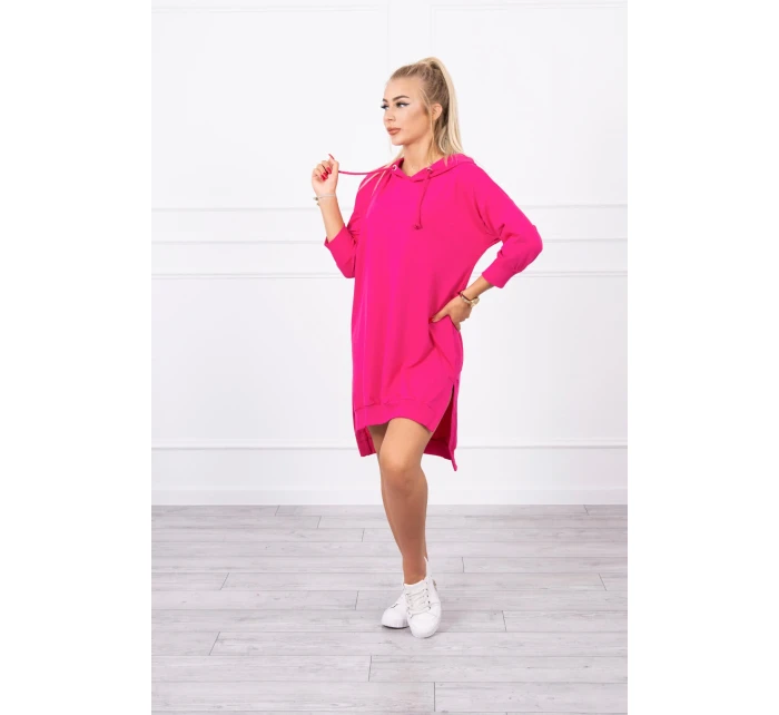 Šaty s kapucí a delšími zády fuchsiové barvy