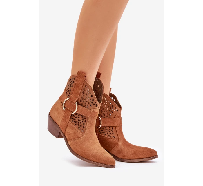 Semišové kotníkové boty v cowboyském stylu s perforací na podpatku 2994 Camel