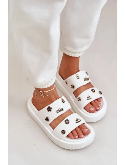 Dámské pěnové pantofle s ozdobnými připínkami – bílé