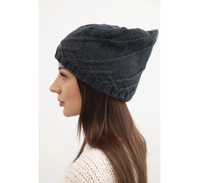 Dámská zimní čepice s ozdobným pletením a střihem grafitová model 21878053 - K-Fashion