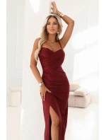 model 21900891 Přiléhavé dlouhé maxi šaty s obálkovým výstřihem a rozparkem vínové - numoco basic