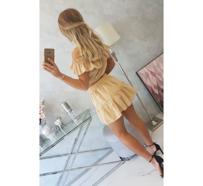 Vyšívaná souprava s puntíkovanou halenkou béžové barvy