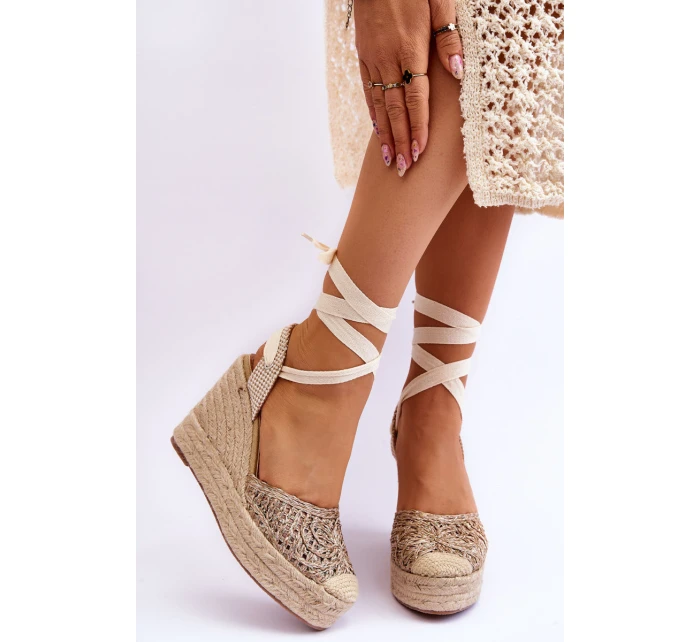 Vázané dámské sandály na klínu Béžové model 21613938 - Boto Vázané dámské sandály na klínu Béžové model 21613938 - Boto