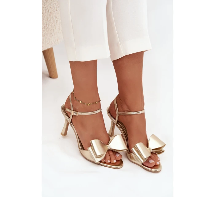 Sandály na podpatku s mašlí zlaté model 21709782 - Boto Sandály na podpatku s mašlí zlaté model 21709782 - Boto