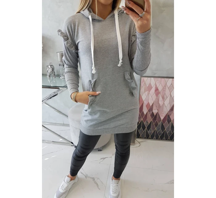 Šaty s ozdobnými volánky a kapucí šedé barvy Šaty s ozdobnými volánky a kapucí šedé barvy