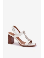 Dámské sandály na podpatku s ozdobným páskem bílé model 21687244 - Boto