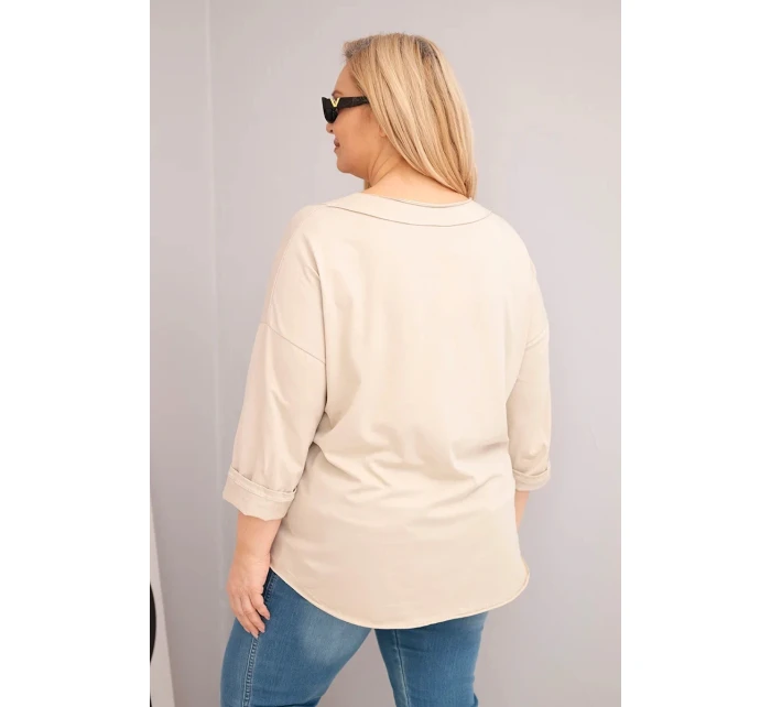 Dámská bavlněná blůza Plus Size s hlubokým výstřihem do V a asymetrickým spodním lemem béžová