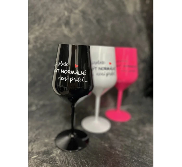 ...PROTOŽE BÝT NORMÁLNÍ NENÍ PRDEL... - růžová nerozbitná sklenice na víno 470 ml