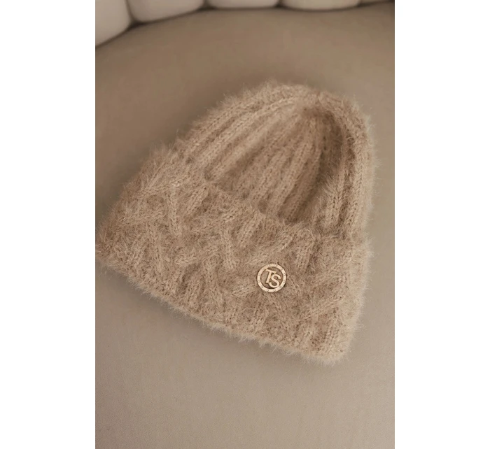 Dámská zimní čepice z huňaté pleteniny a s knoflíkem model 21441806 - K-Fashion Dámská zimní čepice z huňaté pleteniny a s knoflíkem model 21441806 - K-Fashion