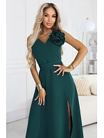 669-1 Romantické maxi šaty s květinou na rameni a rozparkem - lahvově zelené