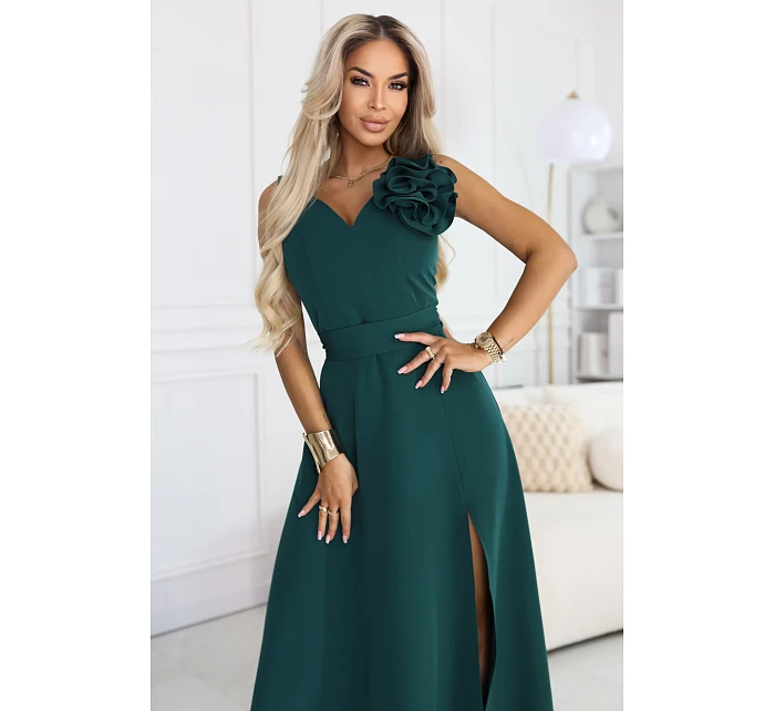 669-1 Romantické maxi šaty s květinou na rameni a rozparkem - lahvově zelené
