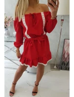 Šaty s odhalenými rameny a krajkou červené barvy Šaty s odhalenými rameny a krajkou červené barvy