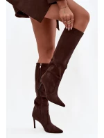 Zateplené dámské kozačky na jehlovém podpatku z eko semiše čokoládové model 21728457 - Boto Zateplené dámské kozačky na jehlovém podpatku z eko semiše čokoládové model 21728457 - Boto