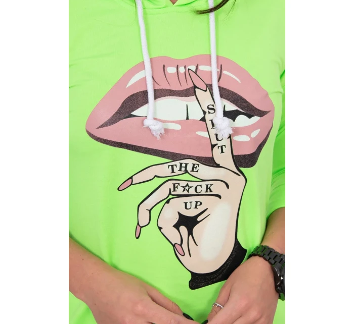 Šaty s delšími zády a barevným model 18742826 potiskem - K-Fashion Šaty s delšími zády a barevným model 18742826 potiskem - K-Fashion