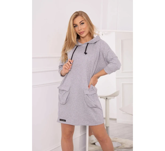 Šedé šaty s kapucí
