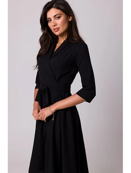 model 18407111 Zavinovací šaty se šálovým límcem černé - BeWear model 18407111 Zavinovací šaty se šálovým límcem černé - BeWear