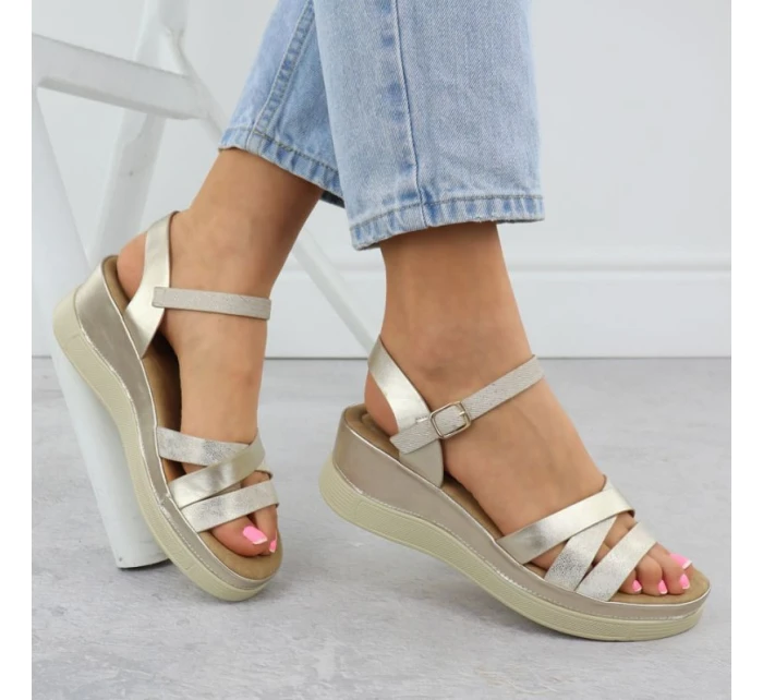 Dámské zlaté sandály na podpatku Vinceza 15358