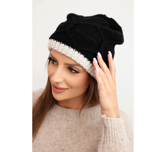 Dámská zimní čepice z vlny s proplétaným vzorem K443 černá + béžová