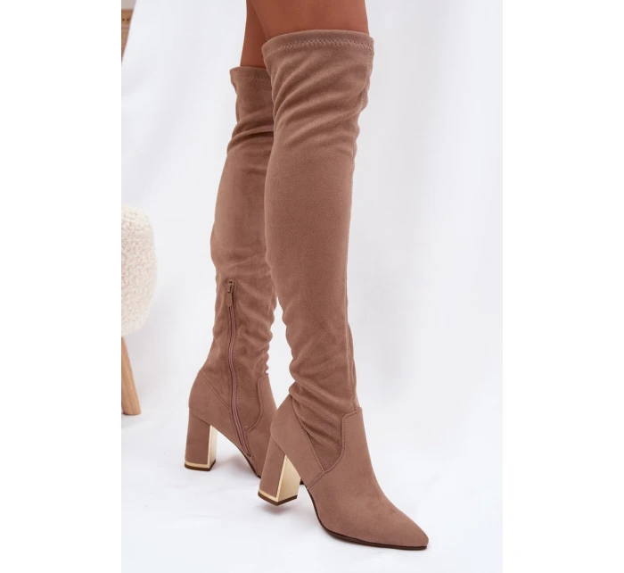 Dámské kozačky z eko semiše na kolena na podpatku tmavě béžové Thamine Dámské kozačky z eko semiše na kolena na podpatku tmavě béžové Thamine