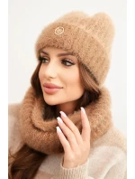 Dámský set čepice a zimního šály huňatý s ozdobným emblémem camelový Dámský set čepice a zimního šály huňatý s ozdobným emblémem camelový