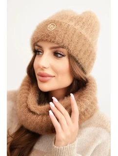 Dámský set čepice a zimního šály huňatý s ozdobným emblémem camelový