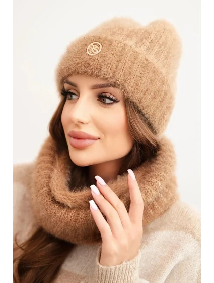 Dámský set čepice a zimního šály huňatý s ozdobným emblémem camelový Dámský set čepice a zimního šály huňatý s ozdobným emblémem camelový
