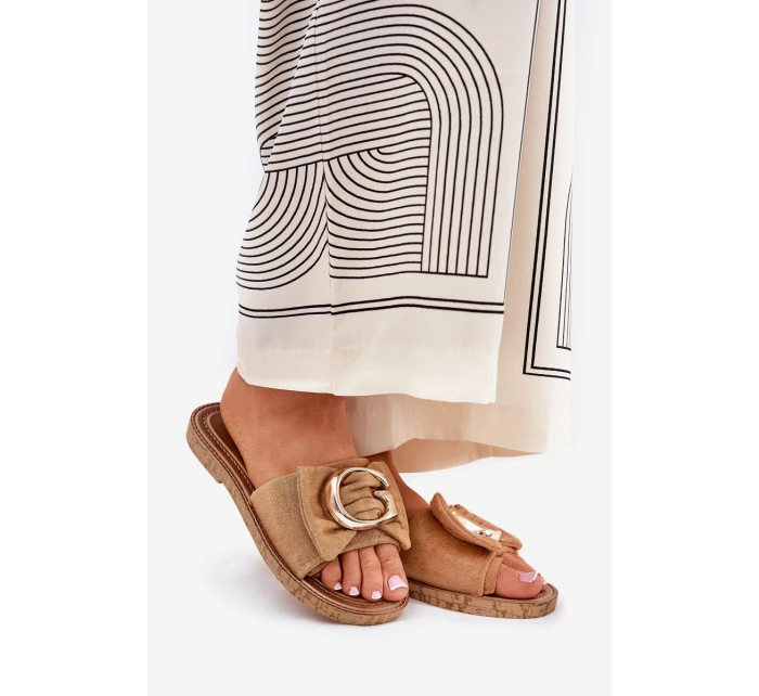 Ploché Dámské Sandály S Ozdobným Detalem Camel model 21689992 - Boto Ploché Dámské Sandály S Ozdobným Detalem Camel model 21689992 - Boto