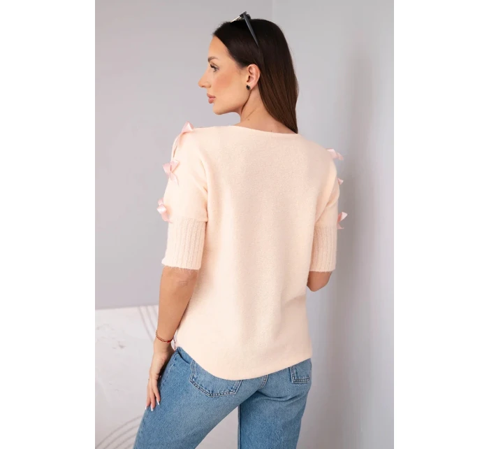 Dámský svetr s krátkým rukávem a ozdobnými mašličkami lososový