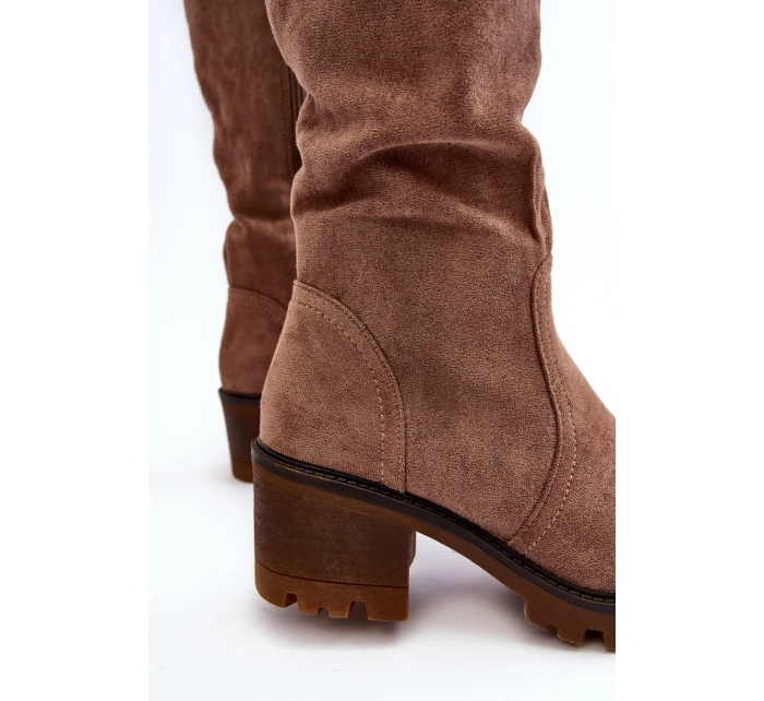 Dámské koleno vysoké kozačky na nízkém podpatku hnědé model 21637892 - Boto
