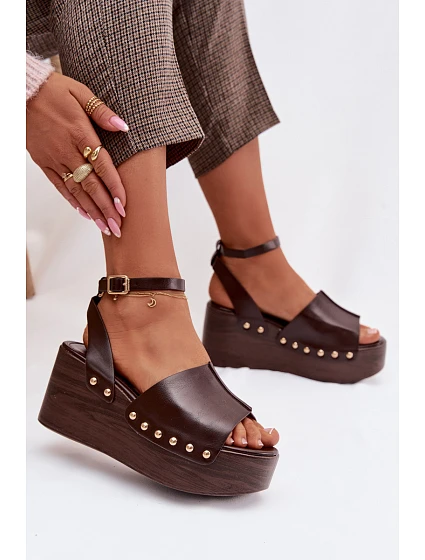 Dámské sandály na platformě se zlatými sponami čokoládové model 21960939 - Boto